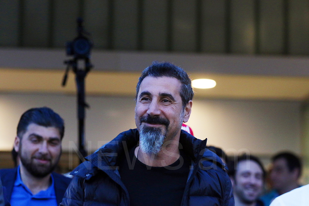 Вокалист System of a Down Танкян решил поддержать оппозицию, в Ереване проходит митинг. Хроника