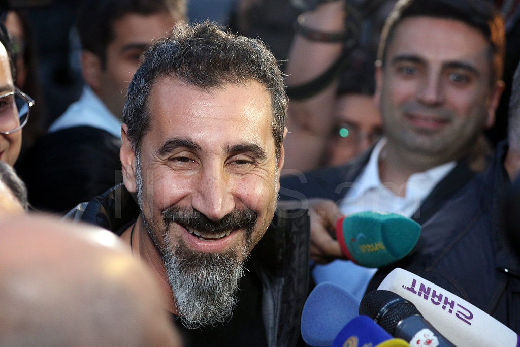 Вокалист System of a Down Танкян решил поддержать оппозицию, в Ереване проходит митинг. Хроника