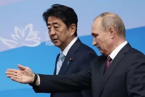 Путин обсудил с Абэ мирный договор