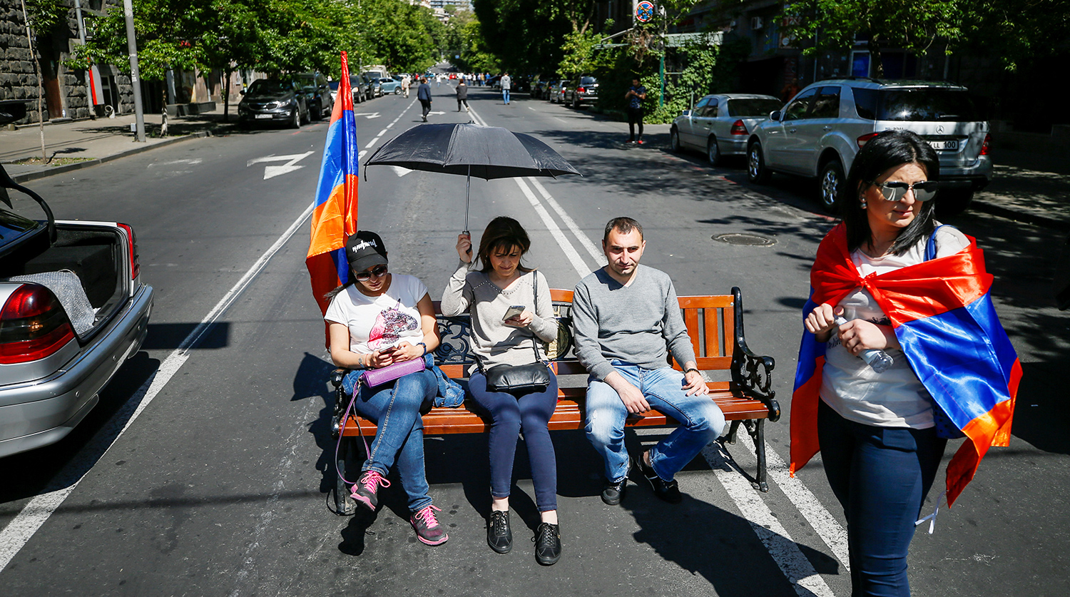 Оппозиция Армении уходит с улицы (обновлено)