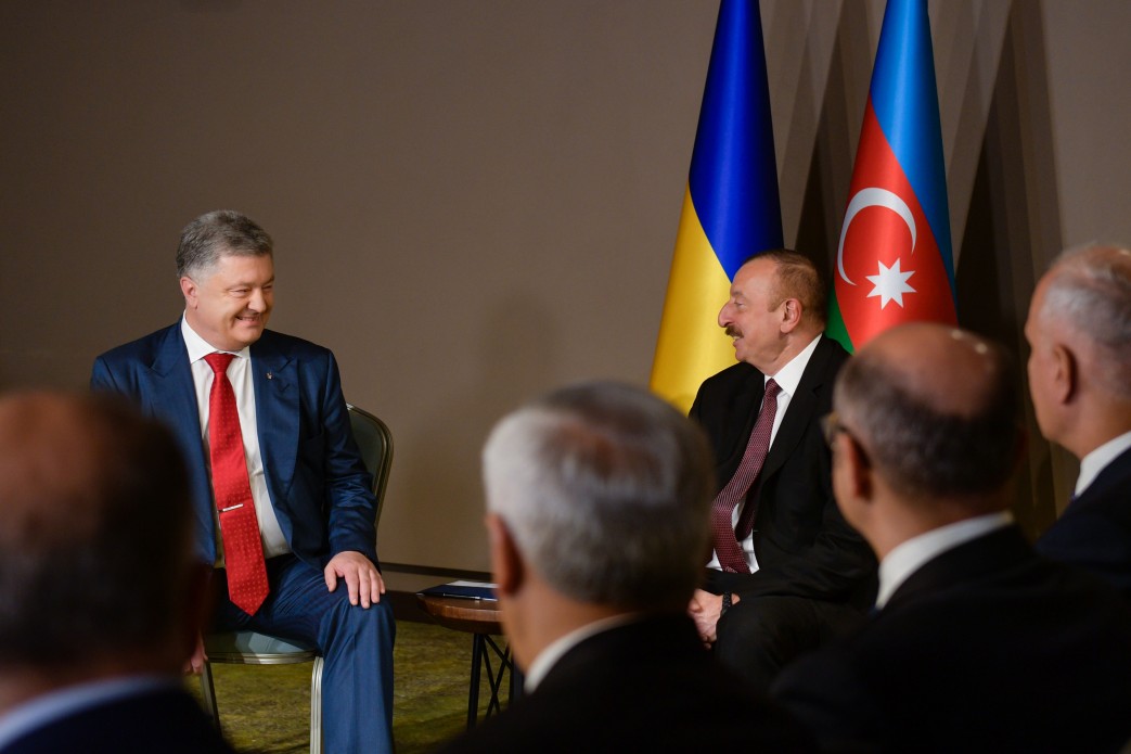 Алиев встретился с Порошенко и пригласил Украину к участию в ЮГК