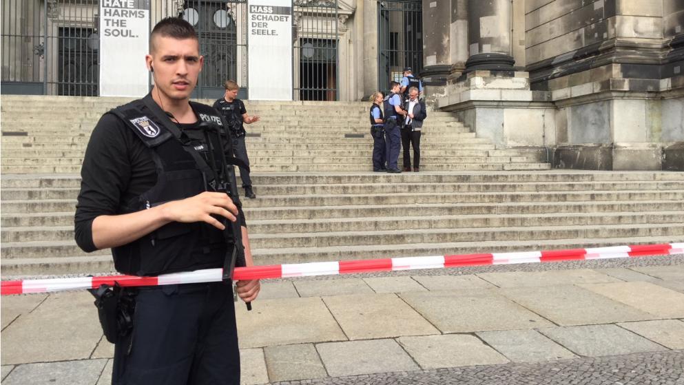 Полицейский открыл стрельбу в соборе в Берлине, есть пострадавшие