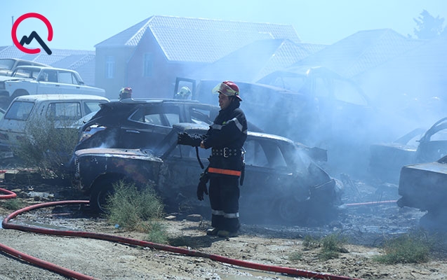 На штрафстоянке в Баку произошел пожар: полсотни автомобилей сгорело