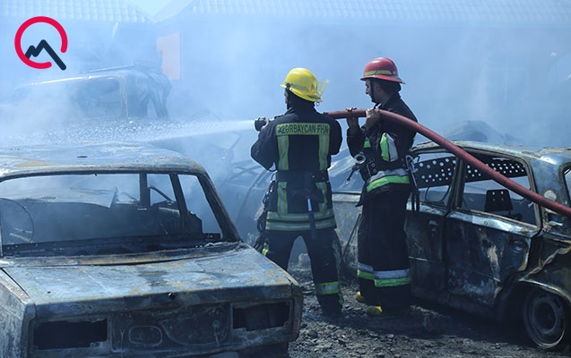 На штрафстоянке в Баку произошел пожар: полсотни автомобилей сгорело