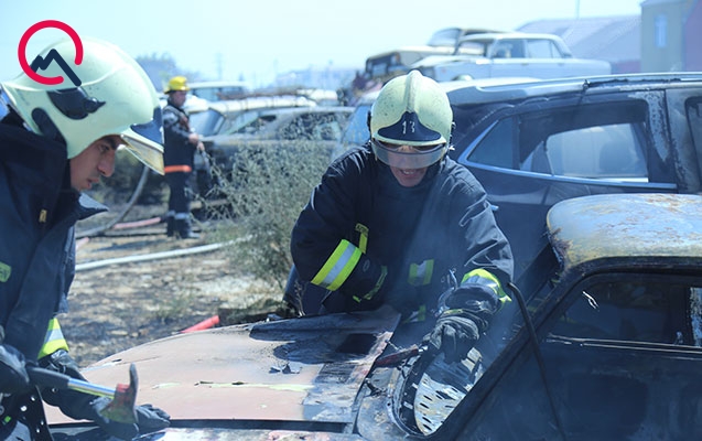 На штрафстоянке в Баку произошел пожар: полсотни автомобилей сгорело
