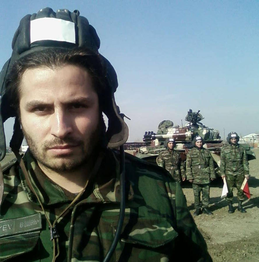 В форме и на БТРах: азербайджанские звезды провели флешмоб в соцсетях