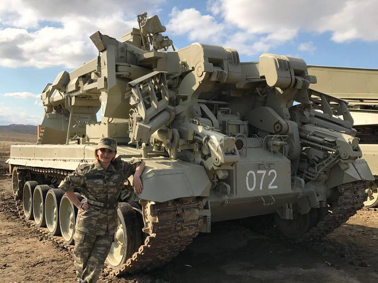 В форме и на БТРах: азербайджанские звезды провели флешмоб в соцсетях