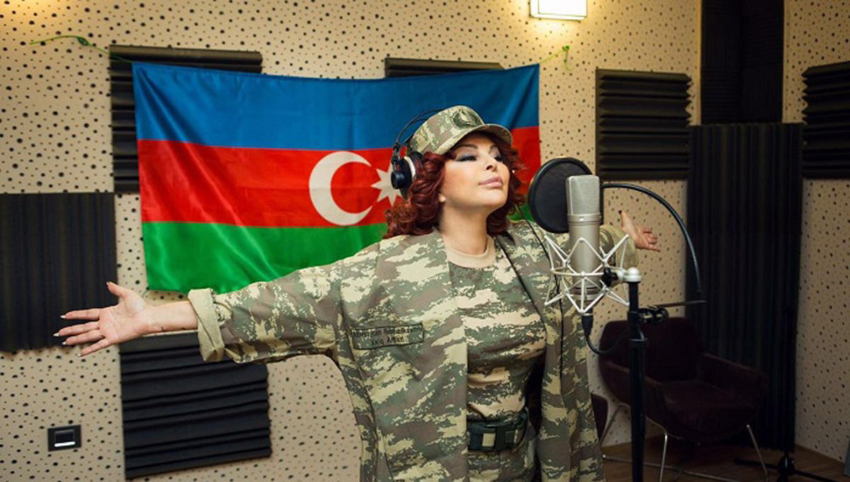 В форме и на БТРах: азербайджанские звезды провели флешмоб в соцсетях