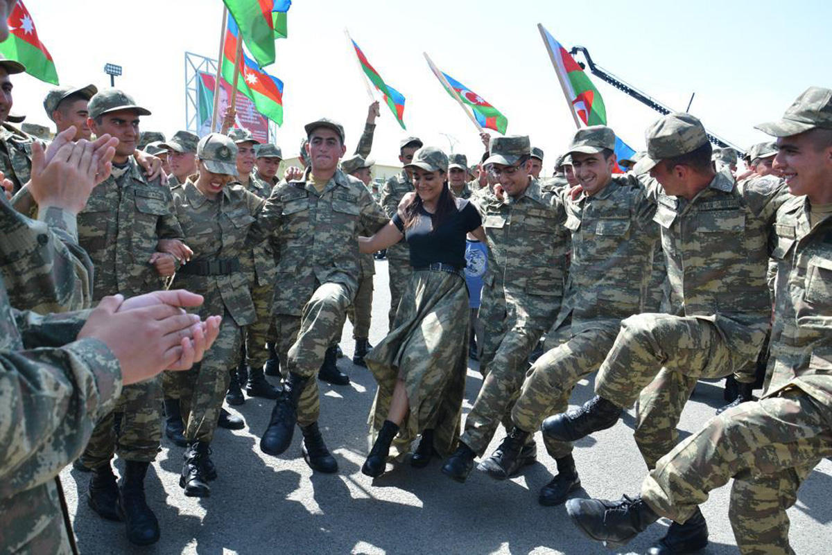 В форме и на БТРах: азербайджанские звезды провели флешмоб в соцсетях