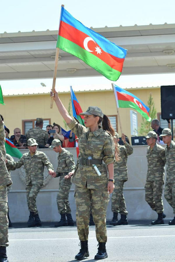 В форме и на БТРах: азербайджанские звезды провели флешмоб в соцсетях