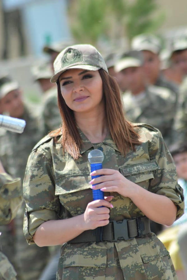 В форме и на БТРах: азербайджанские звезды провели флешмоб в соцсетях