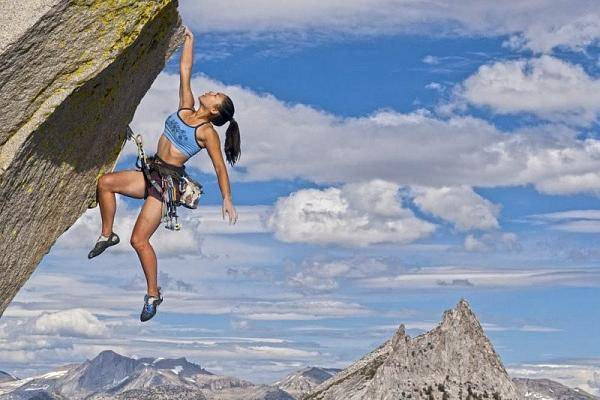 Упавшая с горы в ущелье альпинистка шесть дней выживала без еды