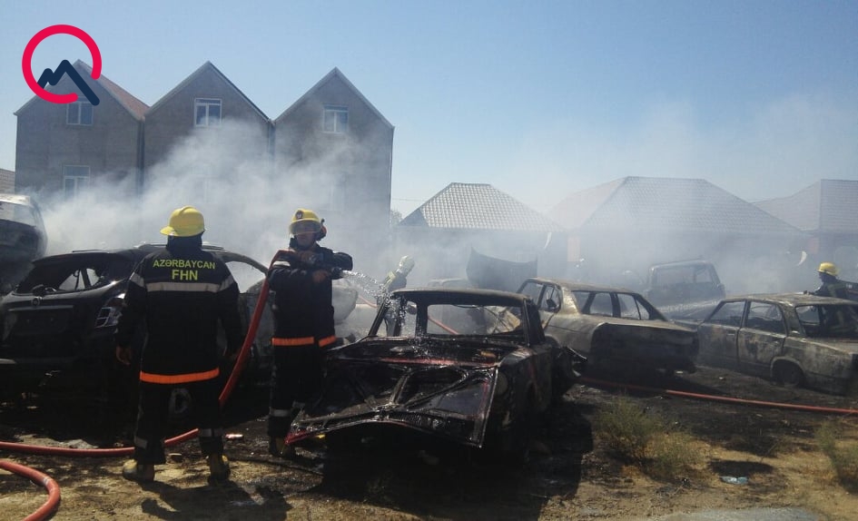 На штрафстоянке в Баку произошел пожар: полсотни автомобилей сгорело