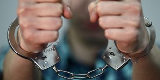 Обещал пенсии и высокие зарплаты: в Лянкяране задержали мошенника