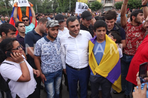 В Эчмиадзине протестующие требуют отставки мэра