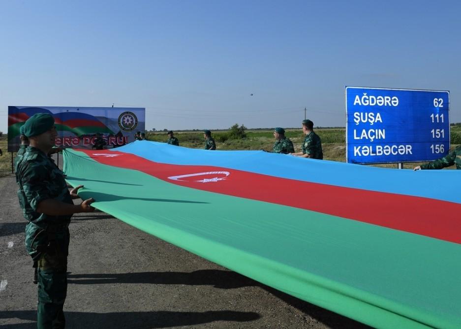 Госпогранслужба организовала шествие с двухкилометровым флагом