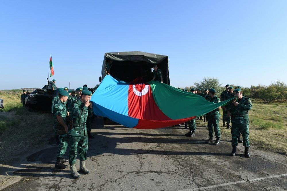 Госпогранслужба организовала шествие с двухкилометровым флагом