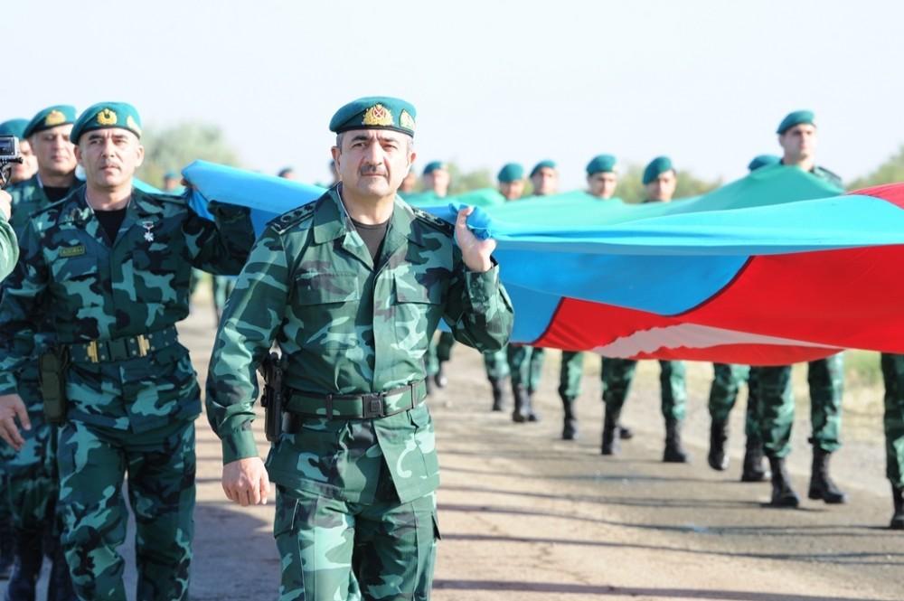 Госпогранслужба организовала шествие с двухкилометровым флагом