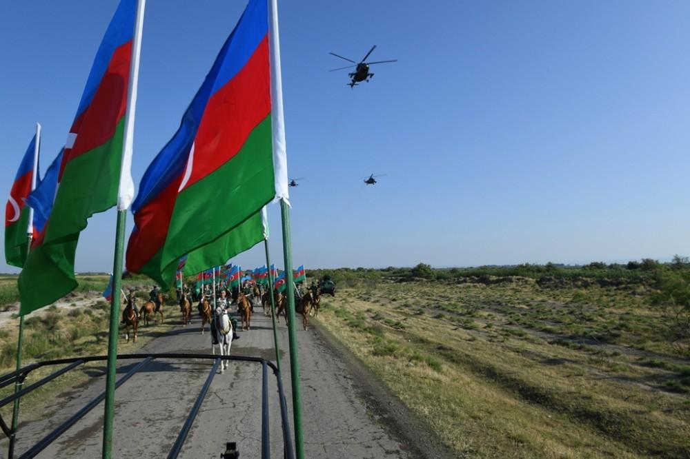 Госпогранслужба организовала шествие с двухкилометровым флагом