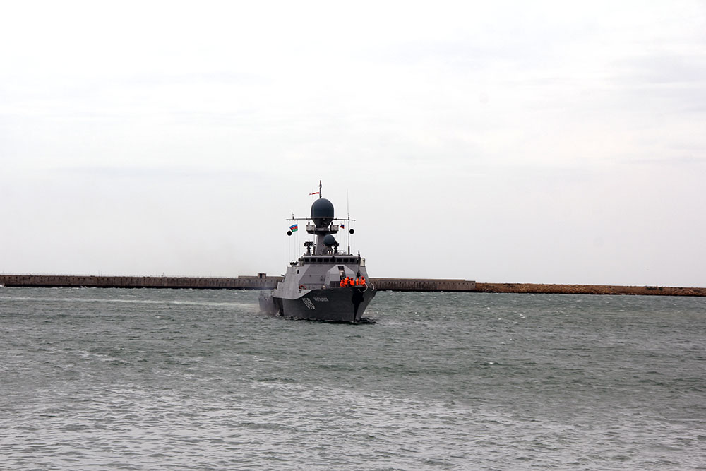 Военные корабли России прибыли в Баку