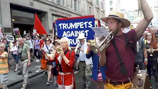 В Лондоне противники Трампа устроили многотысячный митинг