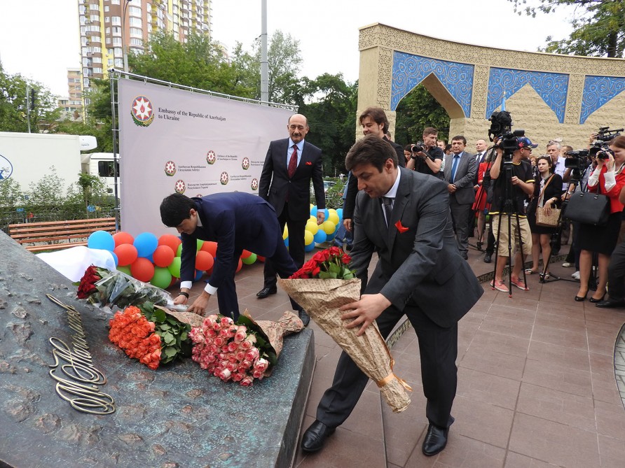 В центре Киева торжественно открыли парк имени Муслима Магомаева