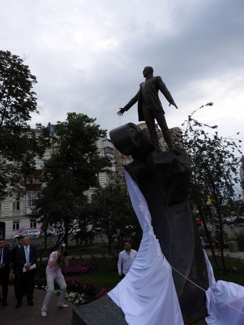 В центре Киева торжественно открыли парк имени Муслима Магомаева