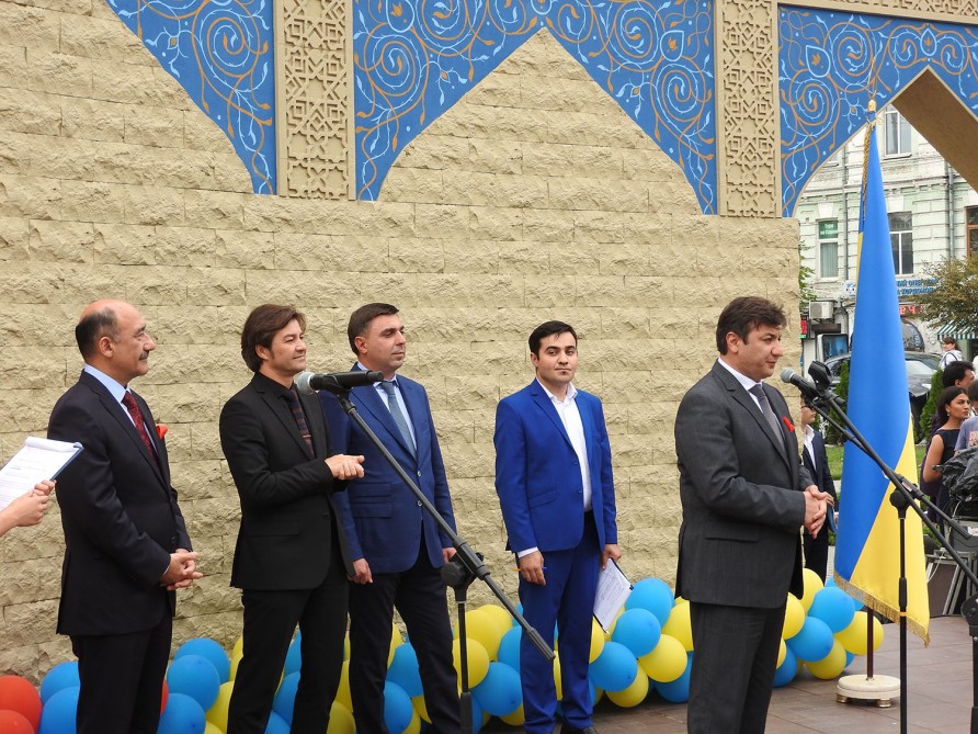 В центре Киева торжественно открыли парк имени Муслима Магомаева
