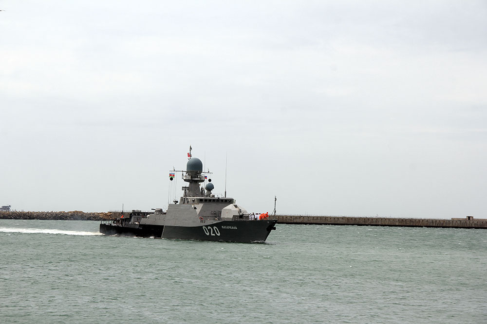 Военные корабли России прибыли в Баку