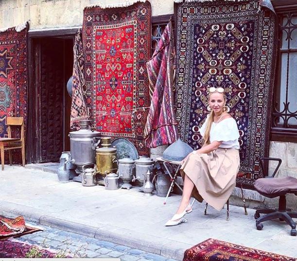 Песков и Навка прогулялись по центру Баку