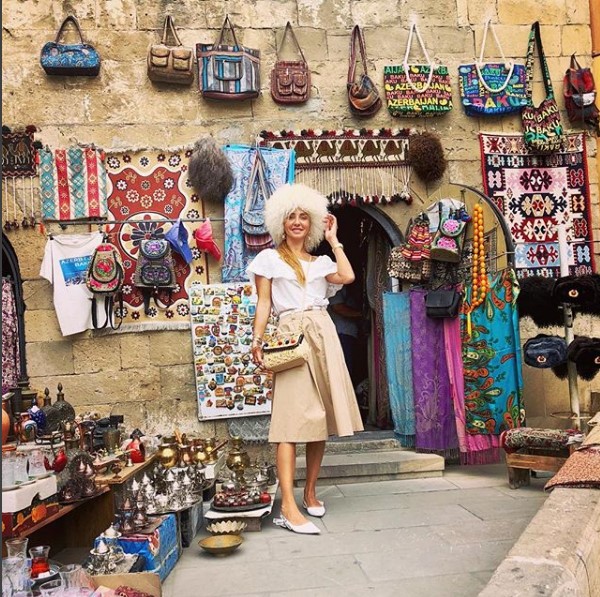 Песков и Навка прогулялись по центру Баку