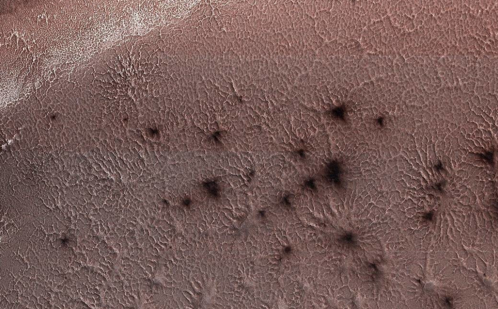 NASA показало фото ползающих по Марсу "пауков"