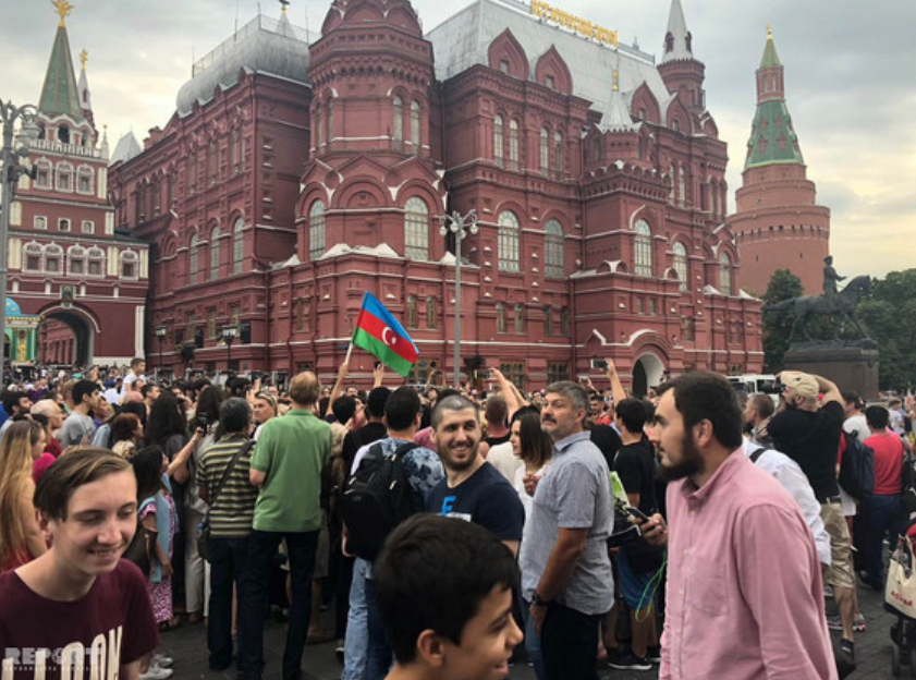 Азербайджанцы Москвы устроили флешмоб в преддверии финала ЧМ-2018