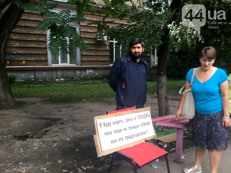 Снесли цветочный киоск: Эмин Зейналов протестует в Киеве