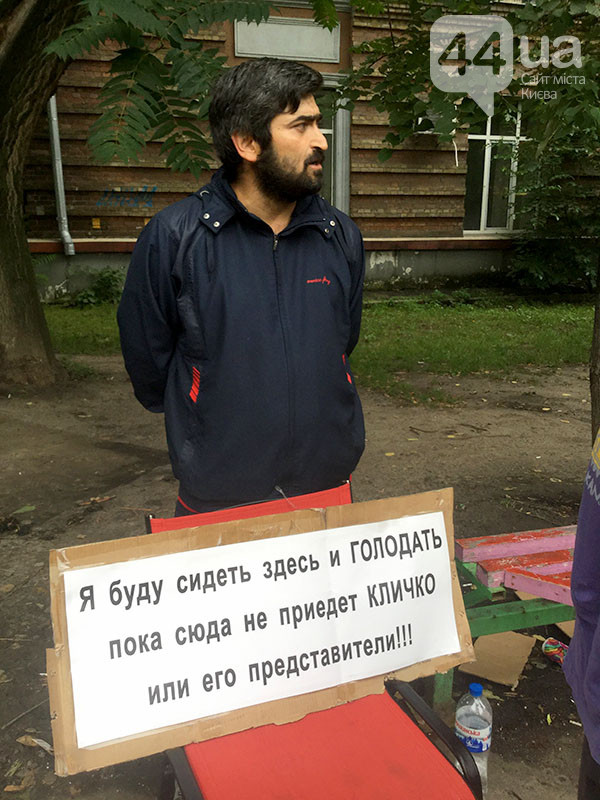 Снесли цветочный киоск: Эмин Зейналов протестует в Киеве
