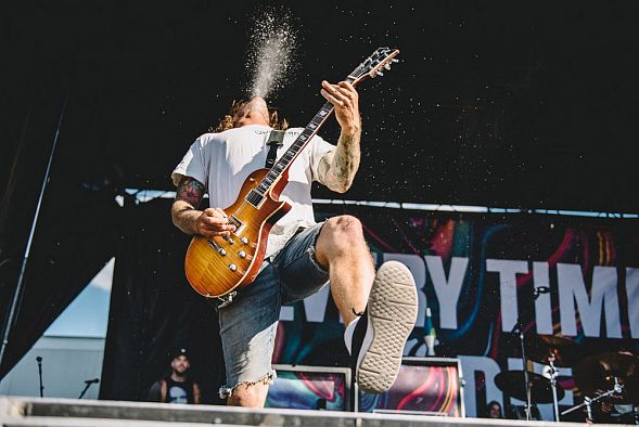 Гитарист Every Time I Die спас жизнь фанатке плевком пива в глаз