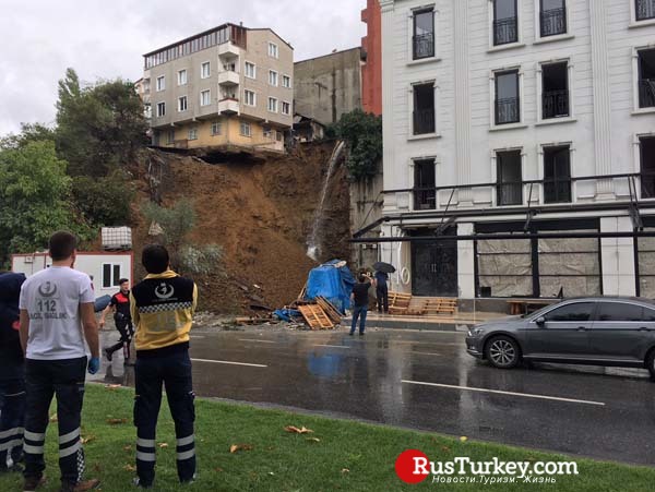 В Стамбуле из-за оползня рухнул дом
