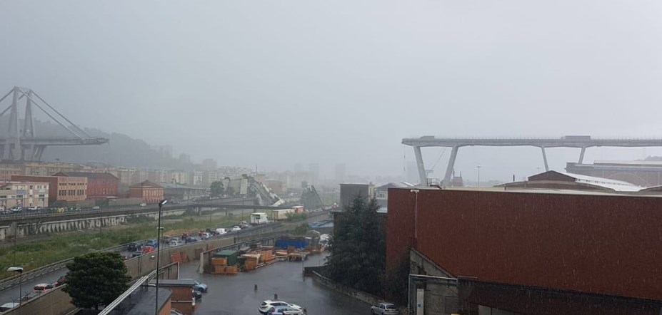 Обрушение моста в Генуе может продолжиться