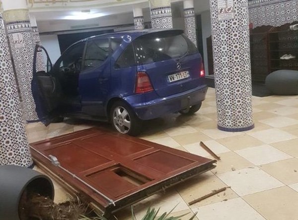 В Лилле автомобиль врезался в мечеть