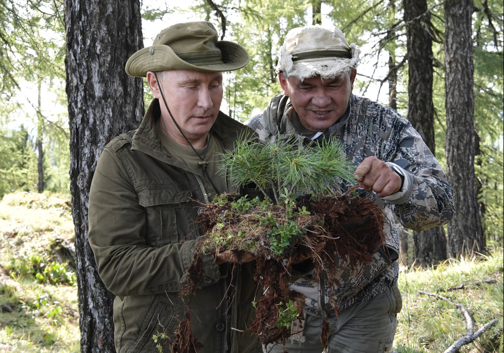 Путин и Шойгу в горах
