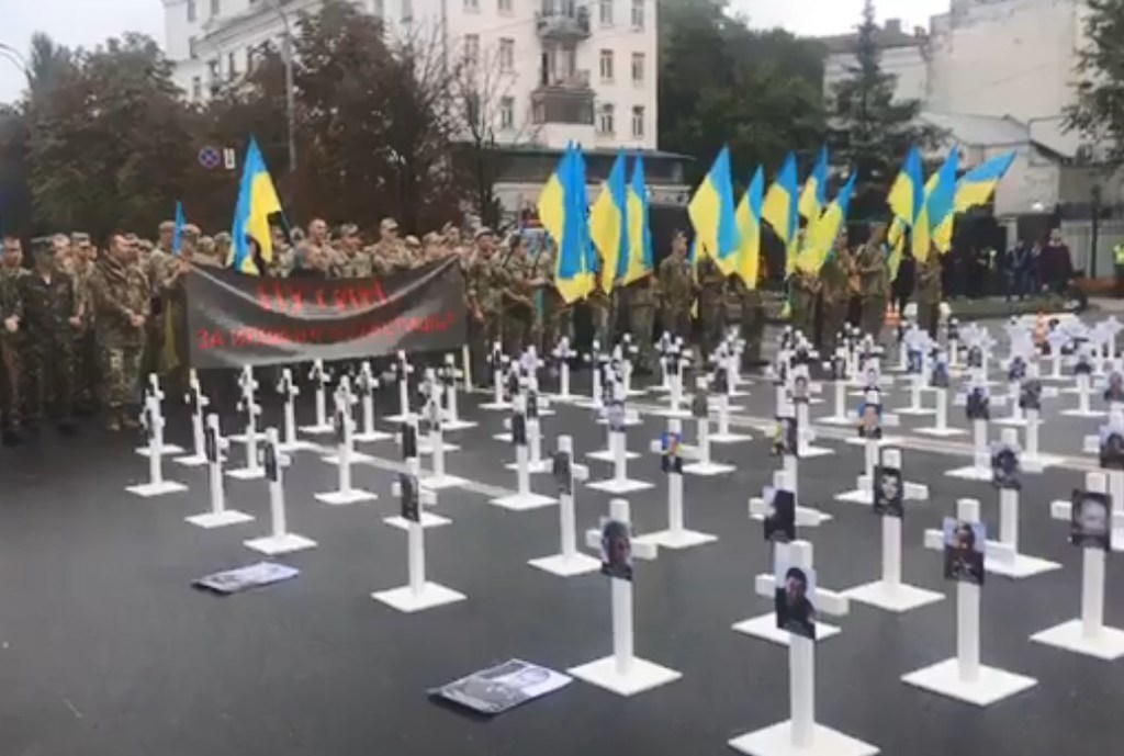 Перед посольством России в Киеве устроили кладбище
