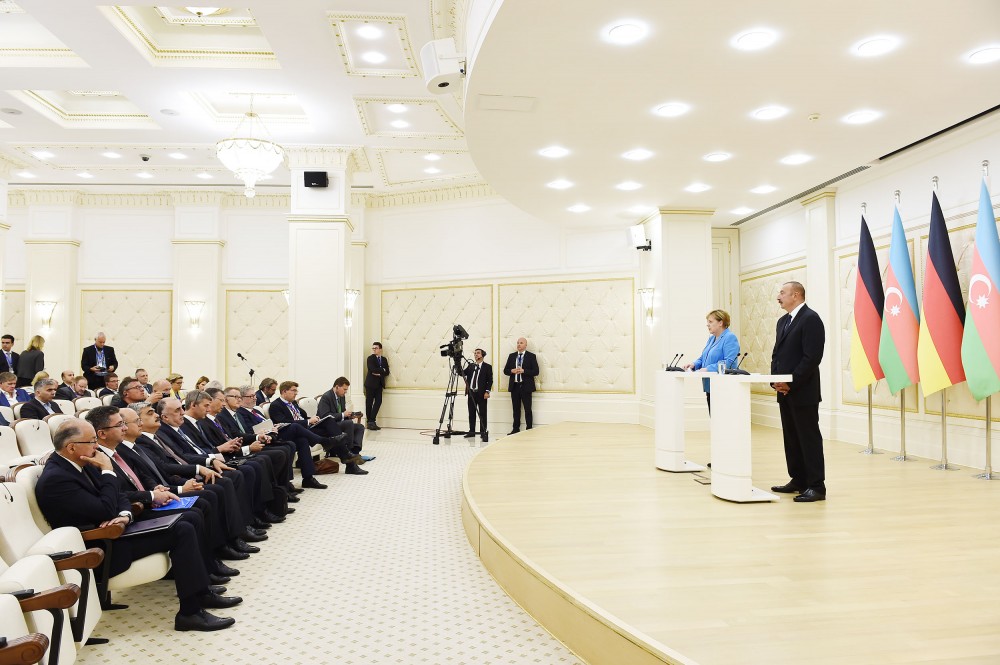 Меркель: Германия продолжит усилия для решения конфликта в Карабахе
