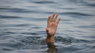 На бульваре в Баку спасли тонувшего в море мужчину