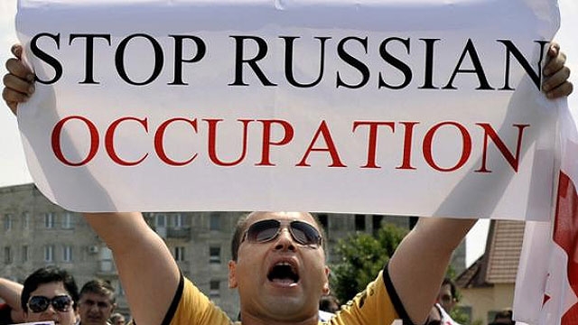 «Россия – оккупант»: акция в Тбилиси против медиа-форума, финансируемого фондом Путина