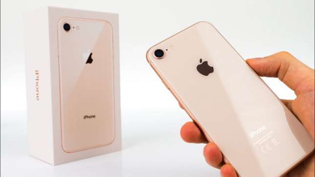 Apple бесплатно починит бракованные iPhone 8