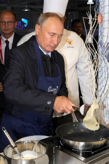 Путин и Си Цзиньпин приготовили себе блинов с икрой и выпили водки