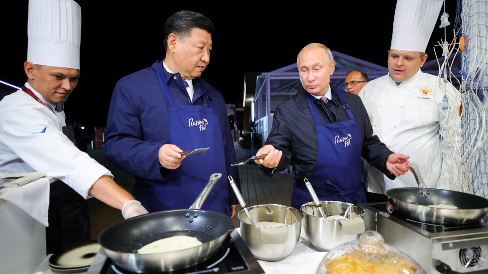 Путин и Си Цзиньпин приготовили себе блинов с икрой и выпили водки