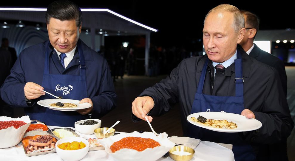 Путин и Си Цзиньпин приготовили себе блинов с икрой и выпили водки
