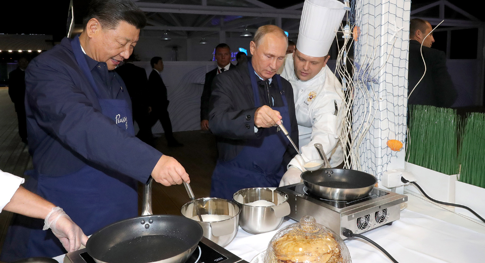 Путин и Си Цзиньпин приготовили себе блинов с икрой и выпили водки