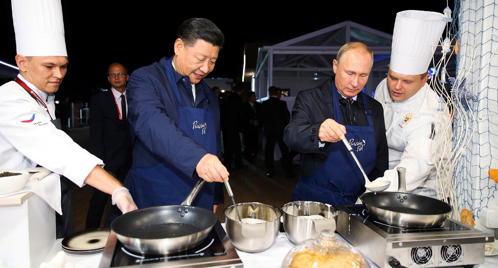 Путин и Си Цзиньпин приготовили себе блинов с икрой и выпили водки